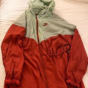Long nike windbreaker pretty light and comfy! Great colors, great condition